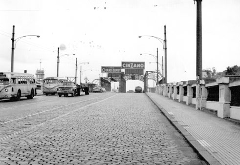 Foto carteles en puente San Martín 1970
